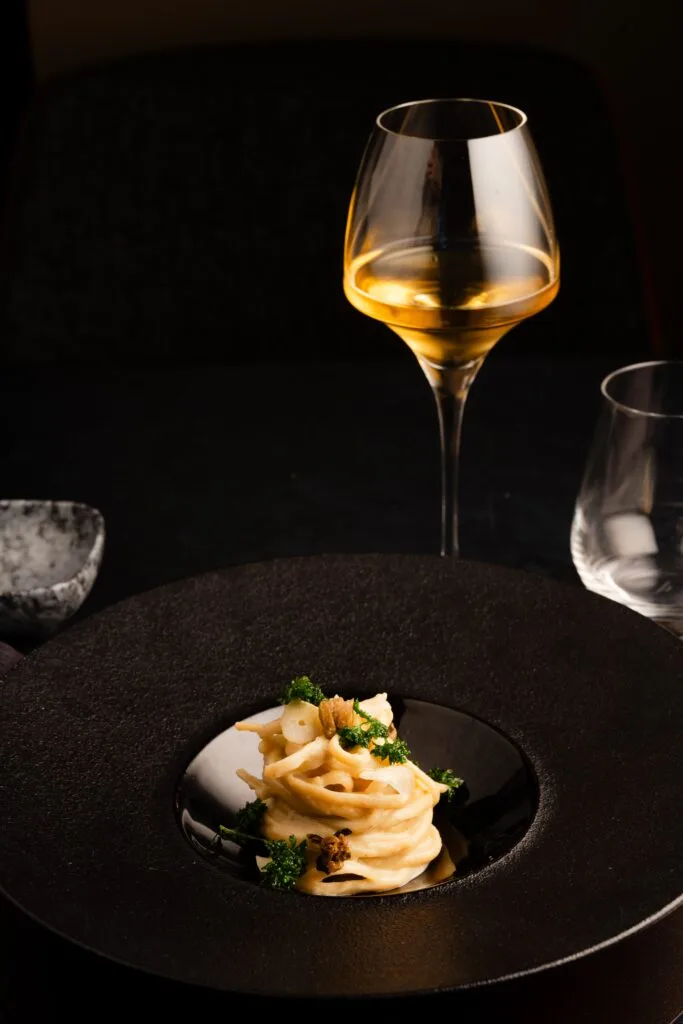photographe culinaire lyon assiette noire spaghettis verre de vin